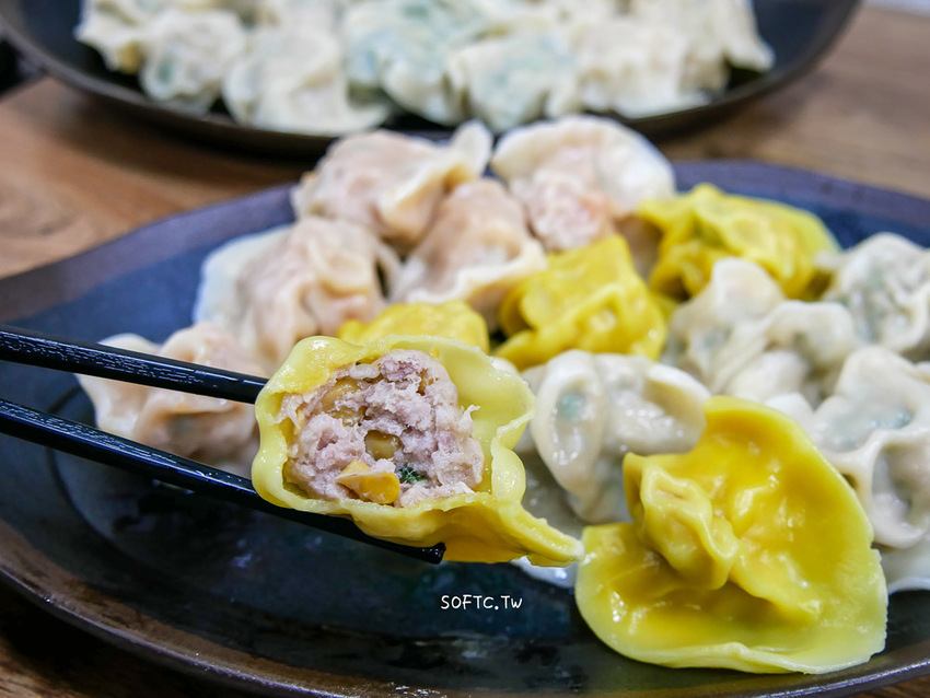 麟光站美食推薦》皇家水餃●麟光站在地超大顆爆餡水餃! 必吃招牌剝皮辣椒水餃 宅配冷凍水餃推薦 - 軟西，遊記