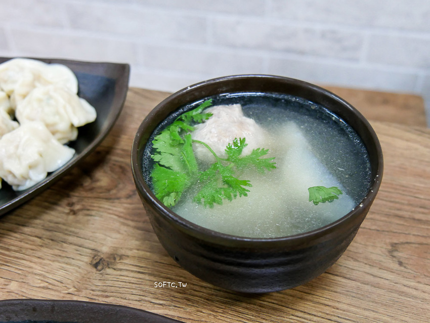 麟光站美食推薦》皇家水餃●麟光站在地超大顆爆餡水餃! 必吃招牌剝皮辣椒水餃 宅配冷凍水餃推薦 - 軟西，遊記