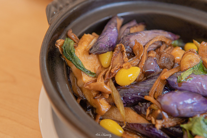 台中南屯區、公益路美食 不葷主義茶餐廰,超美高挑環境,精緻茶點、餐點,成為台中必拍必吃素食餐廳。