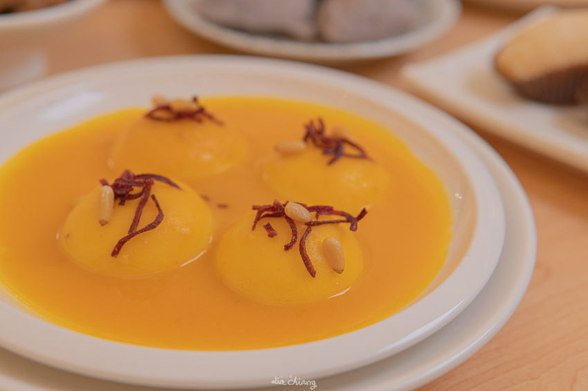 台中南屯區、公益路美食 不葷主義茶餐廰,超美高挑環境,精緻茶點、餐點,成為台中必拍必吃素食餐廳。