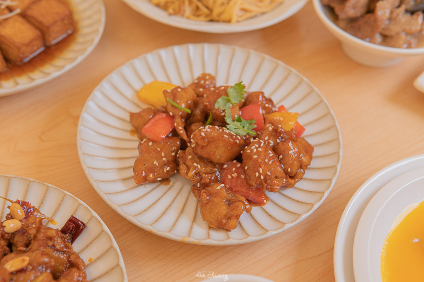 台中南屯區、公益路美食 不葷主義茶餐廰,超美高挑環境,精緻茶點、餐點,成為台中必拍必吃素食餐廳。