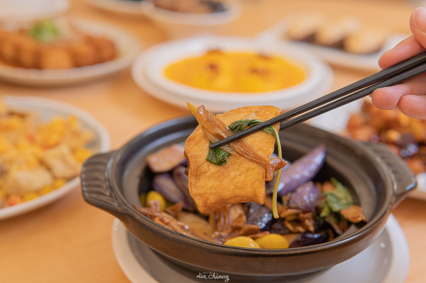 台中南屯區、公益路美食 不葷主義茶餐廰,超美高挑環境,精緻茶點、餐點,成為台中必拍必吃素食餐廳。