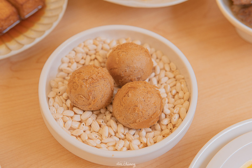 台中南屯區、公益路美食 不葷主義茶餐廰,超美高挑環境,精緻茶點、餐點,成為台中必拍必吃素食餐廳。