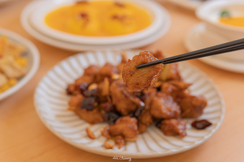 台中南屯區、公益路美食 不葷主義茶餐廰,超美高挑環境,精緻茶點、餐點,成為台中必拍必吃素食餐廳。