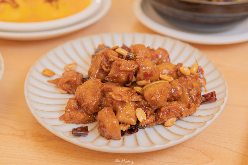 台中南屯區、公益路美食 不葷主義茶餐廰,超美高挑環境,精緻茶點、餐點,成為台中必拍必吃素食餐廳。