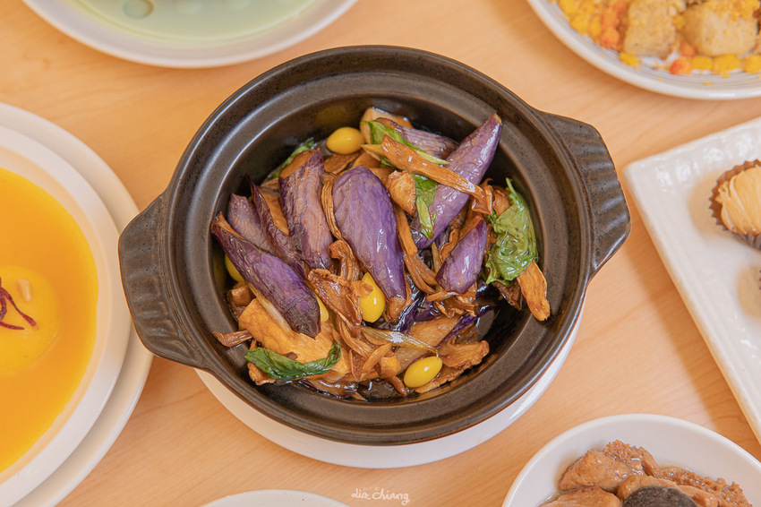 台中南屯區、公益路美食 不葷主義茶餐廰,超美高挑環境,精緻茶點、餐點,成為台中必拍必吃素食餐廳。