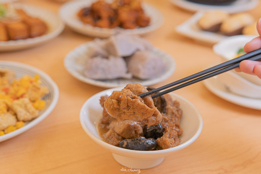 台中南屯區、公益路美食 不葷主義茶餐廰,超美高挑環境,精緻茶點、餐點,成為台中必拍必吃素食餐廳。