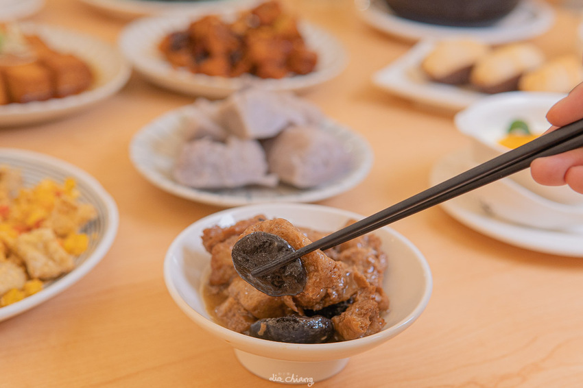 台中南屯區、公益路美食 不葷主義茶餐廰,超美高挑環境,精緻茶點、餐點,成為台中必拍必吃素食餐廳。