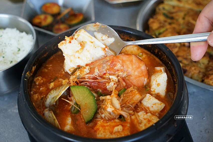 台中超人氣韓式料理｜韓食創意新滋味，單點、套餐任你選，提供六種小菜無限續點，還免服務費！！