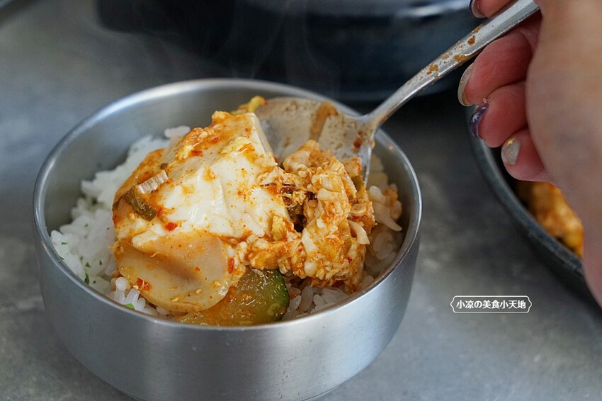 台中超人氣韓式料理｜韓食創意新滋味，單點、套餐任你選，提供六種小菜無限續點，還免服務費！！