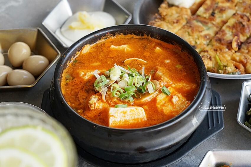 台中超人氣韓式料理｜韓食創意新滋味，單點、套餐任你選，提供六種小菜無限續點，還免服務費！！