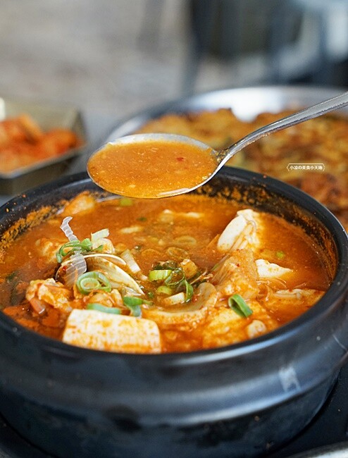 台中超人氣韓式料理｜韓食創意新滋味，單點、套餐任你選，提供六種小菜無限續點，還免服務費！！