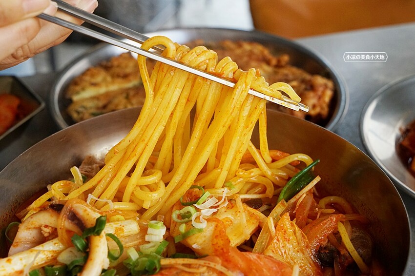 台中超人氣韓式料理｜韓食創意新滋味，單點、套餐任你選，提供六種小菜無限續點，還免服務費！！