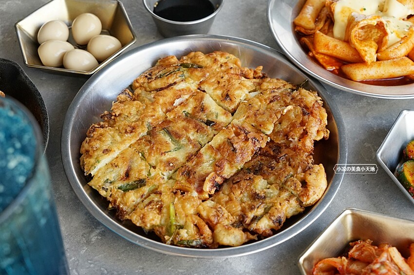 台中超人氣韓式料理｜韓食創意新滋味，單點、套餐任你選，提供六種小菜無限續點，還免服務費！！