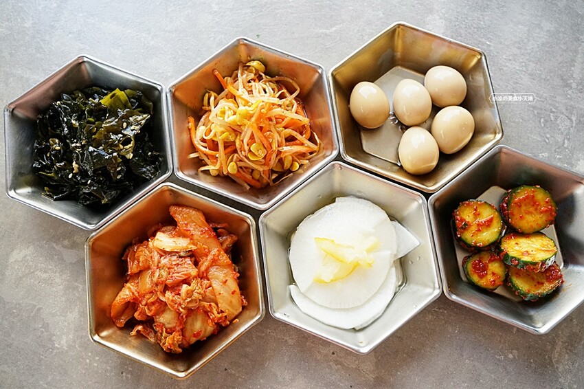 台中超人氣韓式料理｜韓食創意新滋味，單點、套餐任你選，提供六種小菜無限續點，還免服務費！！
