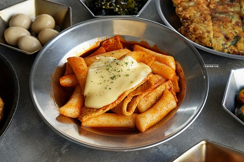 台中超人氣韓式料理｜韓食創意新滋味，單點、套餐任你選，提供六種小菜無限續點，還免服務費！！