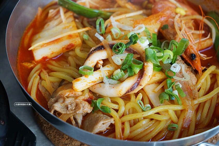 台中超人氣韓式料理｜韓食創意新滋味，單點、套餐任你選，提供六種小菜無限續點，還免服務費！！