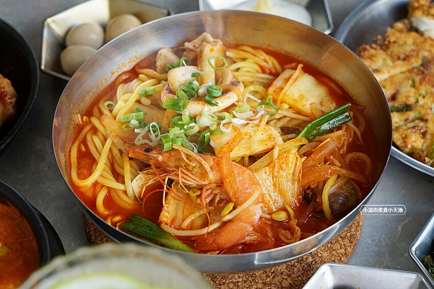 台中超人氣韓式料理｜韓食創意新滋味，單點、套餐任你選，提供六種小菜無限續點，還免服務費！！