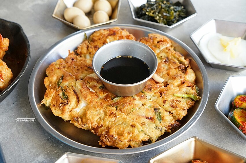 台中超人氣韓式料理｜韓食創意新滋味，單點、套餐任你選，提供六種小菜無限續點，還免服務費！！