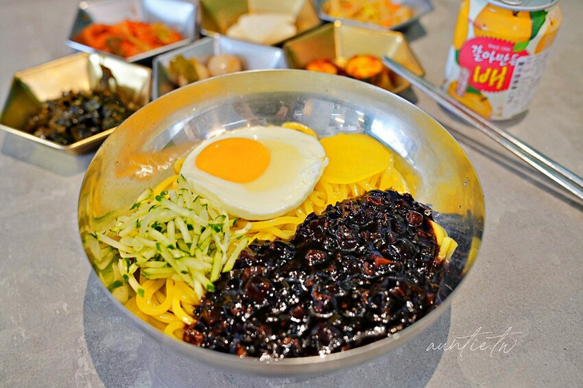 【台中】西區｜掰哩掰哩，黑色韓式炸醬麵，粉紅醬辣炒年糕，台中創意韓式料理