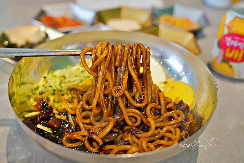 【台中】西區｜掰哩掰哩，黑色韓式炸醬麵，粉紅醬辣炒年糕，台中創意韓式料理