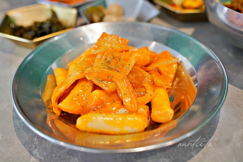 【台中】西區｜掰哩掰哩，黑色韓式炸醬麵，粉紅醬辣炒年糕，台中創意韓式料理