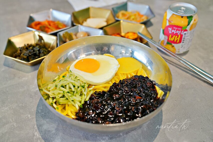 【台中】西區｜掰哩掰哩，黑色韓式炸醬麵，粉紅醬辣炒年糕，台中創意韓式料理