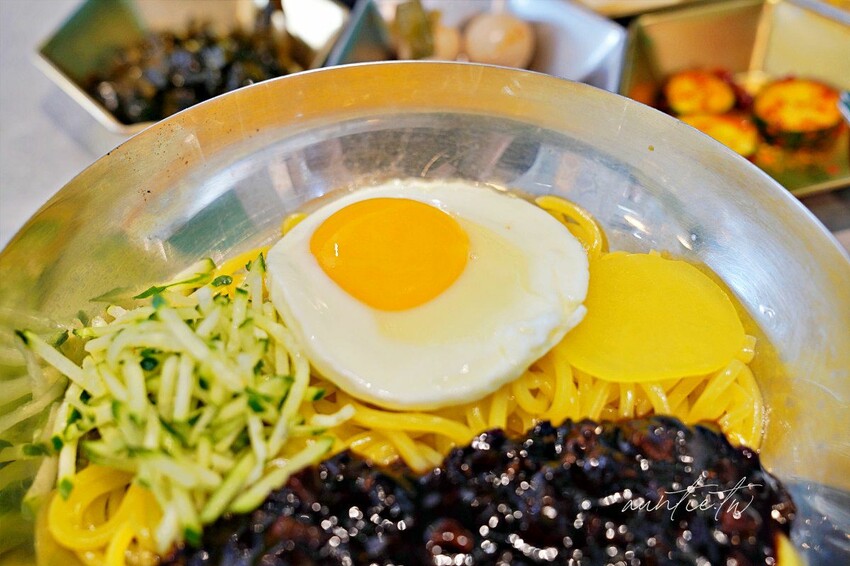 【台中】西區｜掰哩掰哩，黑色韓式炸醬麵，粉紅醬辣炒年糕，台中創意韓式料理