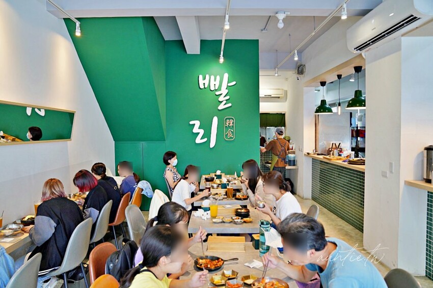 【台中】西區｜掰哩掰哩，黑色韓式炸醬麵，粉紅醬辣炒年糕，台中創意韓式料理