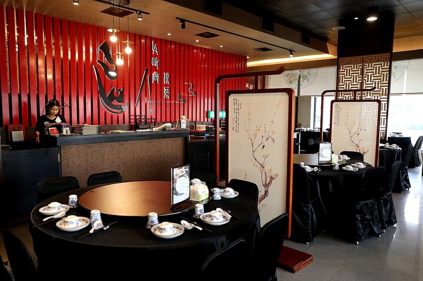 宮廷風川味御膳！一鴨四吃超銷魂 大口咬下邊吃邊滴汁｜LA時尚川菜-永康店(台南超人氣川菜館)