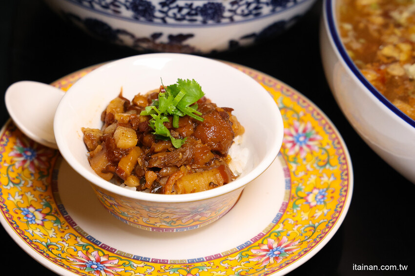 一秒到宮廷!結合創新潮流又吃得出底氣的新式川菜，招牌片皮鴨必吃，烤鴨肉燥飯讓人驚艷「LA時尚川菜」永康店 @台南好Food遊