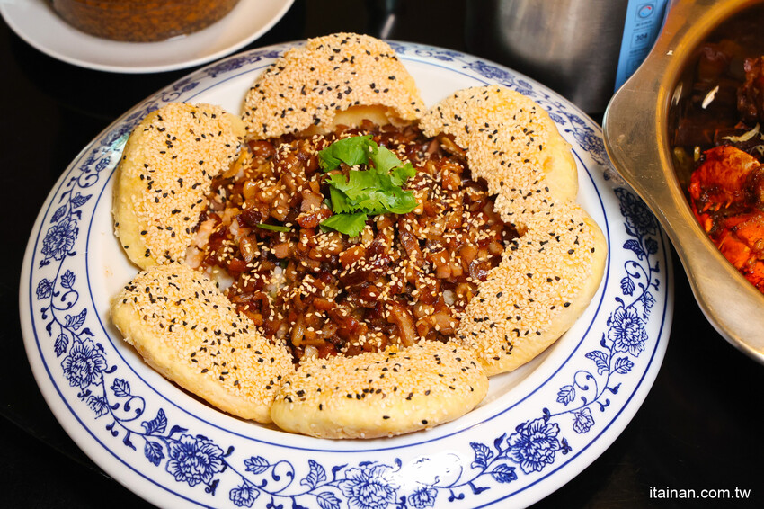 一秒到宮廷!結合創新潮流又吃得出底氣的新式川菜，招牌片皮鴨必吃，烤鴨肉燥飯讓人驚艷「LA時尚川菜」永康店 @台南好Food遊