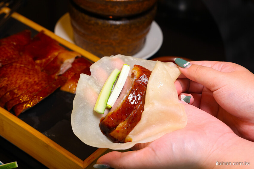 一秒到宮廷!結合創新潮流又吃得出底氣的新式川菜，招牌片皮鴨必吃，烤鴨肉燥飯讓人驚艷「LA時尚川菜」永康店 @台南好Food遊