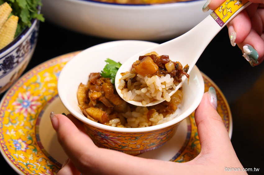 一秒到宮廷!結合創新潮流又吃得出底氣的新式川菜，招牌片皮鴨必吃，烤鴨肉燥飯讓人驚艷「LA時尚川菜」永康店 @台南好Food遊