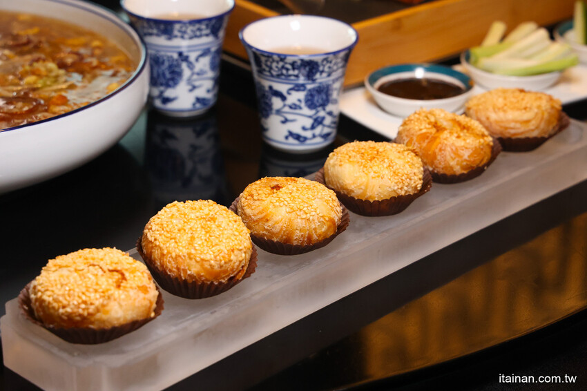 一秒到宮廷!結合創新潮流又吃得出底氣的新式川菜，招牌片皮鴨必吃，烤鴨肉燥飯讓人驚艷「LA時尚川菜」永康店 @台南好Food遊