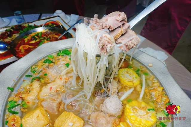 [合菜 台式料理] 新竹竹北 春耕餐廳 湯頭鮮甜料多芋鴨米粉鍋 辣香開胃川椒鮮魚 充滿酒香及中藥香的軟嫩油雞腿 新竹合菜