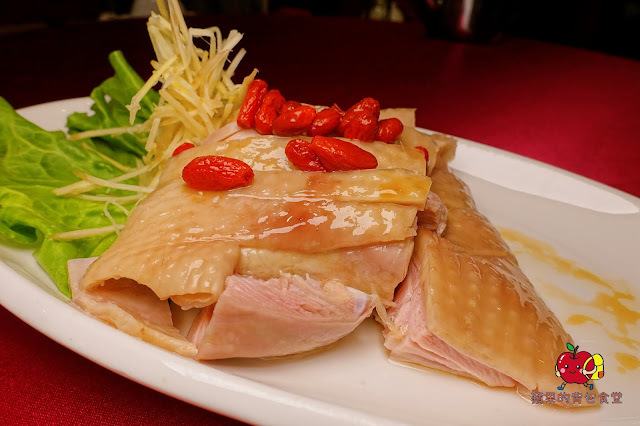 [合菜 台式料理] 新竹竹北 春耕餐廳 湯頭鮮甜料多芋鴨米粉鍋 辣香開胃川椒鮮魚 充滿酒香及中藥香的軟嫩油雞腿 新竹合菜