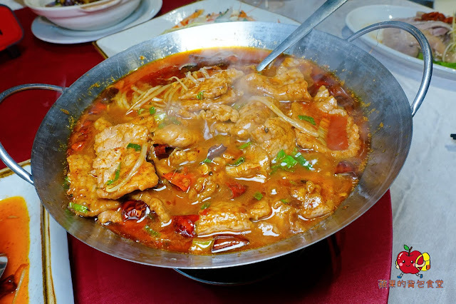 [合菜 台式料理] 新竹竹北 春耕餐廳 湯頭鮮甜料多芋鴨米粉鍋 辣香開胃川椒鮮魚 充滿酒香及中藥香的軟嫩油雞腿 新竹合菜