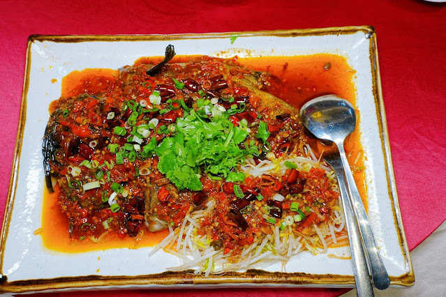 [合菜 台式料理] 新竹竹北 春耕餐廳 湯頭鮮甜料多芋鴨米粉鍋 辣香開胃川椒鮮魚 充滿酒香及中藥香的軟嫩油雞腿 新竹合菜