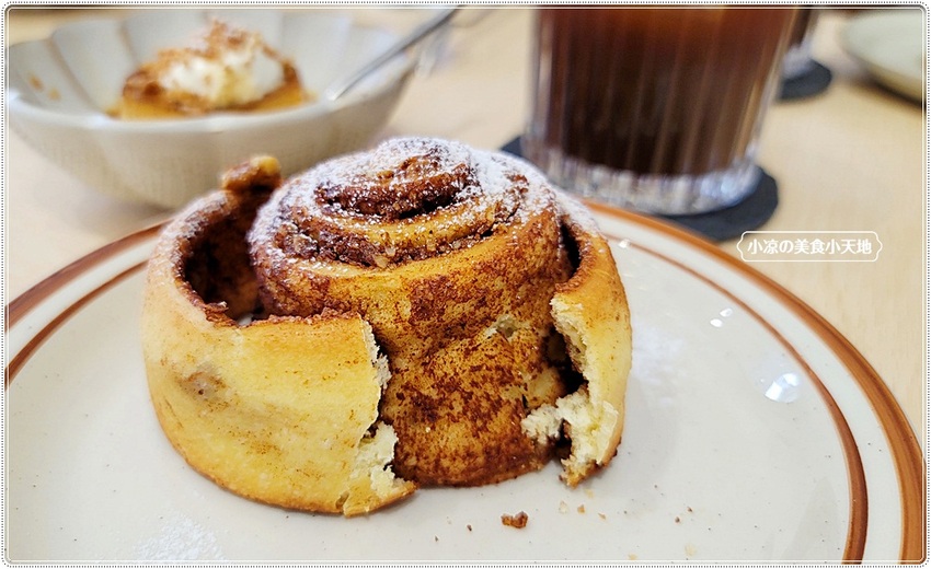 土守咖啡║隱藏在巷弄內白色系質感咖啡館，咖啡、甜點都很推薦！還有店貓不定時出沒！！(寵物友善餐廳)