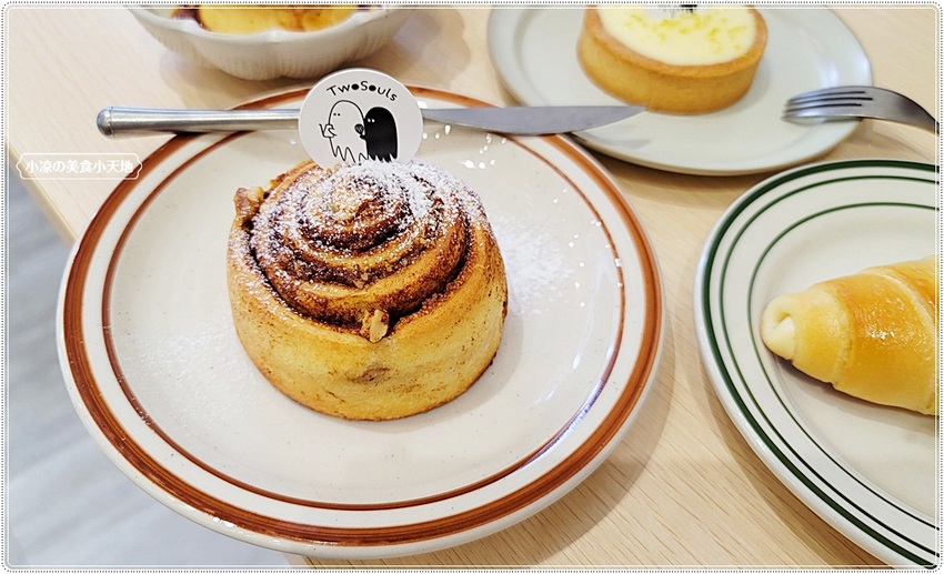 土守咖啡║隱藏在巷弄內白色系質感咖啡館，咖啡、甜點都很推薦！還有店貓不定時出沒！！(寵物友善餐廳)