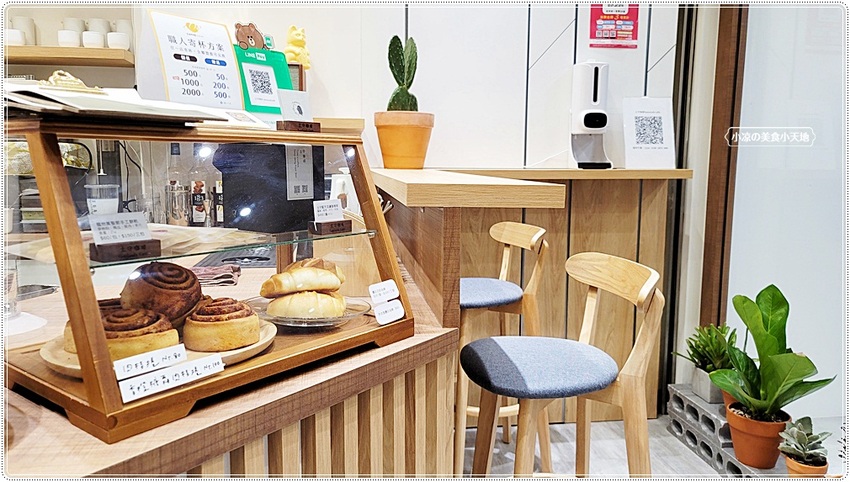 土守咖啡║隱藏在巷弄內白色系質感咖啡館，咖啡、甜點都很推薦！還有店貓不定時出沒！！(寵物友善餐廳)