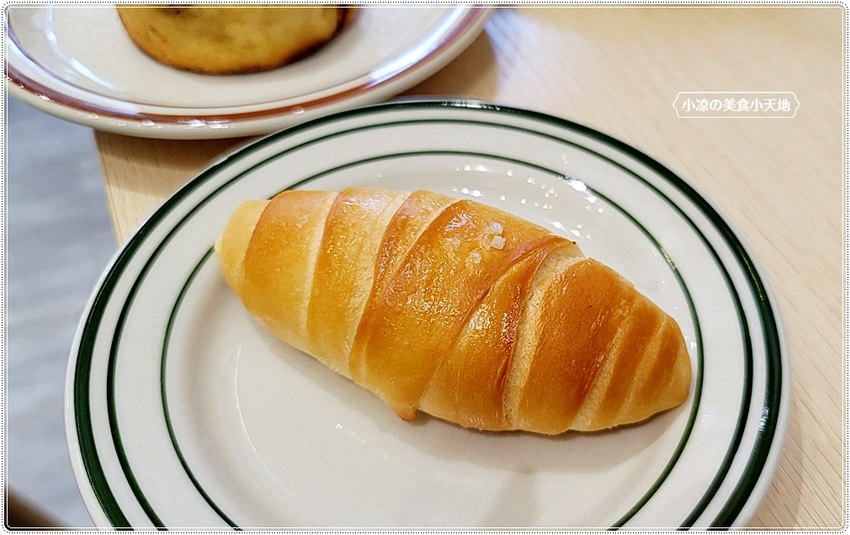 土守咖啡║隱藏在巷弄內白色系質感咖啡館，咖啡、甜點都很推薦！還有店貓不定時出沒！！(寵物友善餐廳)