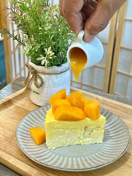 芒果季甜點清單！芒果控必吃7選推薦，整鍋芒果冰110元爽吃。