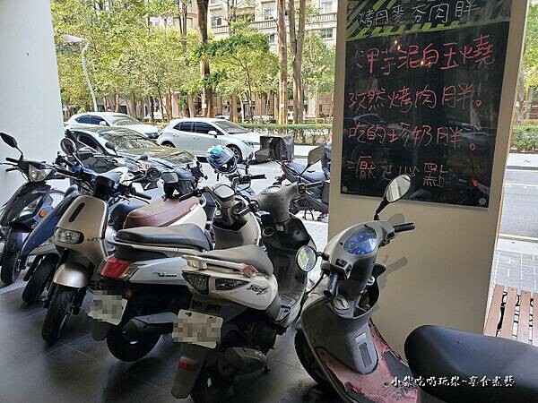 門口可停機車-厭世夯肉博館店.jpg