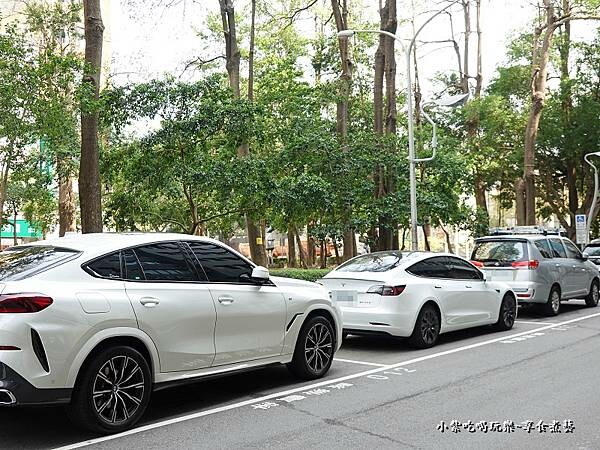 店門口停車格-厭世夯肉博館店.jpg