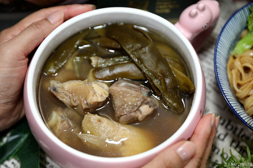 台北市中正區連續五年米其林必比登推薦雞湯！雙月阿甘剝皮辣椒雞湯＆愛恨椒芝麵｜Costco 好市多開箱