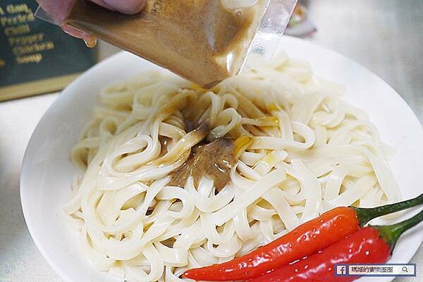 台北市松山區好市多開箱【雙月食品社】雙月阿甘剝皮辣椒雞湯&愛恨椒芝麵