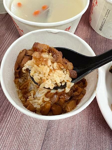 (小巨蛋美食)雙月食品社-光復店 米其林必比登推薦美食  真材實料養生美味 料多多湯品暖胃又好喝 台灣古早味