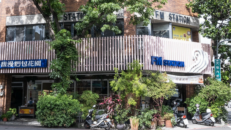 台中｜2022 父親節蛋糕推薦  繽紛橡木桶 巧克力蛋糕 – 羅勒傳奇 甜羅勒杏仁蛋糕  要選哪一款!　馥漫麵包花園預購中